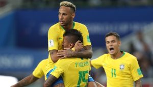 Neymar e Paulinho se abraçam durante vitória do Brasil sobre a Sérvia na Copa da Rússia (Foto: Lucas Figueiredo/CBF)