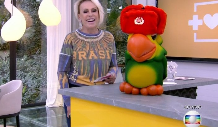 Ana Maria Braga se diverte com chapéu comunista de Louro José em homenagem a Rússia no Mais Você (Foto: Reprodução/ Globo)