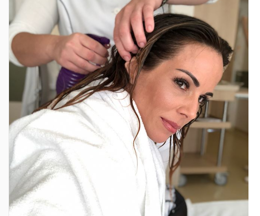 Ana tratando o cabelo. Foto - reprodução.