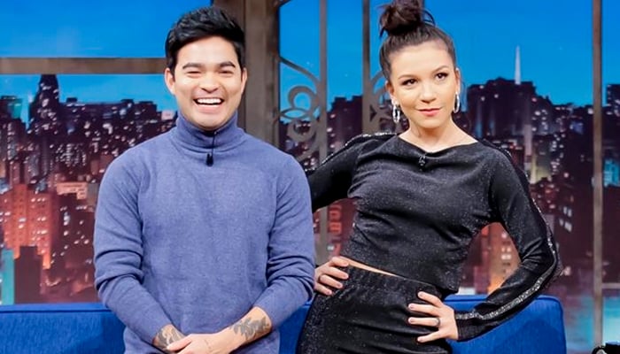 Yudi e Priscilla durante participação no The Noite (Foto: Gabriel Cardoso/SBT)