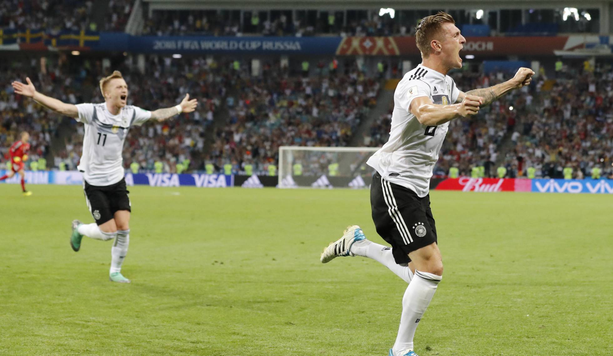 Kroos e Reus comemoram gol que tirou a Alemanha do sufoco (Foto: Divulgação)