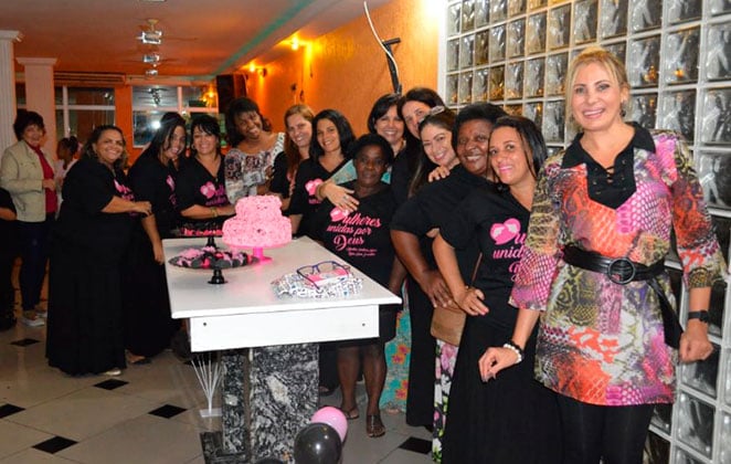 Angela Bismarchi posa com as demais mulheres do Encontro (Foto: Reprodução)