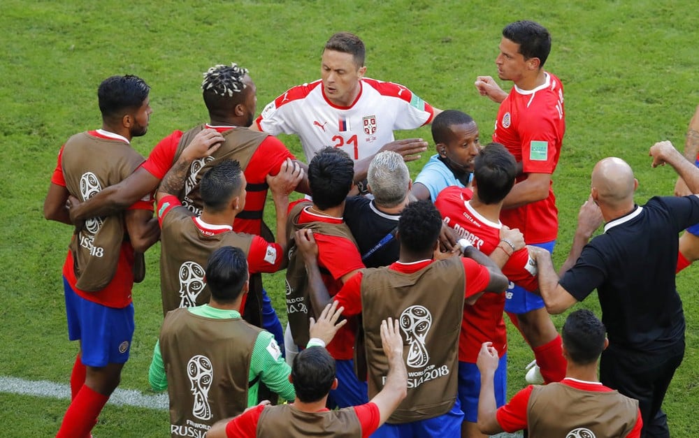 Árbitro tenta controlar a confusão entre Matic e auxiliar Luis Marin, da Costa Rica na Copa do Mundo (Foto: Agência AP)