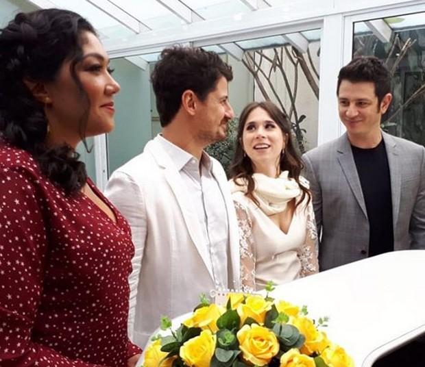 Gustavo Araujo e Daphne Bozaski junto de seus padrinhos (Foto: reprodução / Instagram)
