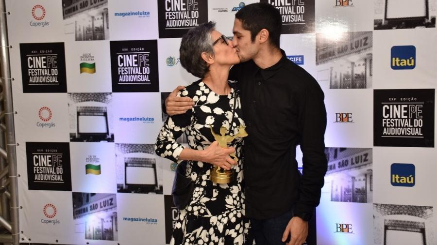 Gabriel Leone deu selinho em Cassia Kiss (Foto: Felipe Souto Maior/AgNews)