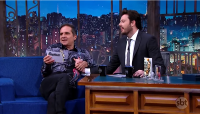 Danilo Gentili entrevista o músico Rey Biannchi no The Noite. (Foto: Reprodução/SBT)