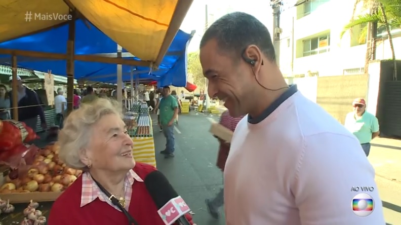 Fabricio Battaglini voltou a entrevistar senhora que o ignorou ao vivo (Foto: Reprodução)