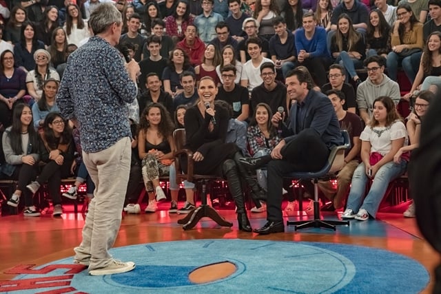 Serginho Groisman com Laura Muller e Ricardo Ferreira no Altas Horas (Foto: Globo/Tomás Arthuzzi)