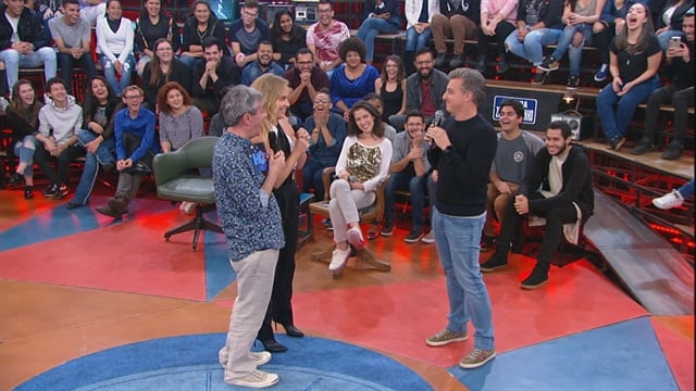 Serginho Groisman com Angélica e Luciano Huck no Altas Horas (Foto: Globo/Tomás Arthuzzi)
