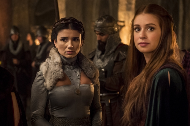 Beatriz (Paula Fernandes) e Amália (Marina Ruy Barbosa) em Deus Salve o Rei (Foto: Globo/Mauricio Fidalgo)
