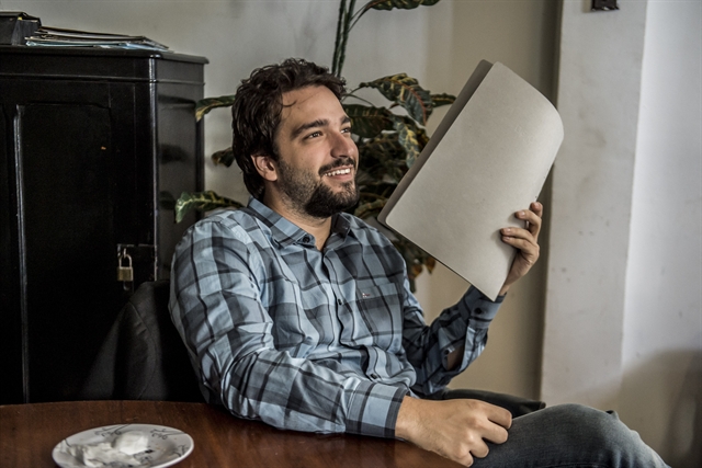 Humberto Carrão nos bastidores de Sob Pressão (Foto: Globo/Mauricio Fidalgo)
