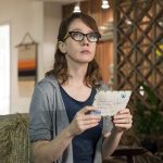 Gabriela (Camila Morgado) olhando a carta em cena de Malhação: Vidas Brasileiras
(Foto: Globo/Estevam Avellar)