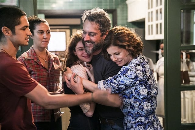 Pedro (Alexandre Nero) comemora saída da prisão em Onde Nascem os Fortes (Foto: Globo/João Miguel Júnior)
