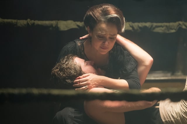 Julieta (Gabriela Duarte) ampara Camilo (Maurício Destri) após luta em Orgulho e Paixão<br /> (Foto: Globo/Raquel Cunha)
