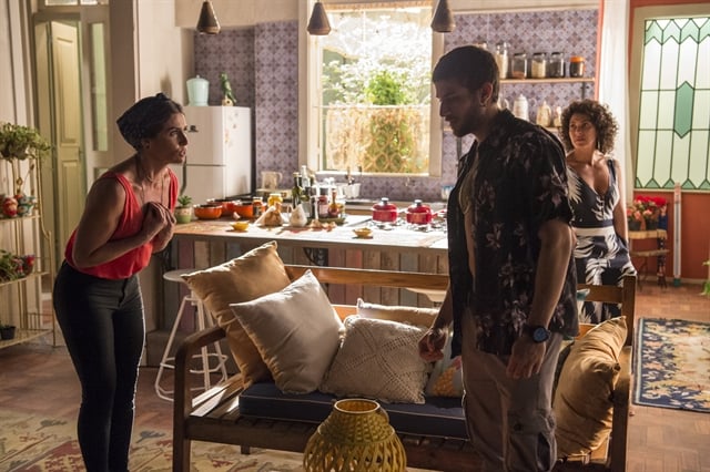 Luzia (Giovanna Antonelli) revela a Ícaro (Chay Suede) que é sua mãe (Foto: Globo/Estevam Avellar)