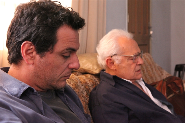 Adriano (Rodrigo Lombardi) e Tibério (Othon Bastos) no último episódio da 1ª temporada de Carcereiros (Foto: Divulgação/Beto Besant)