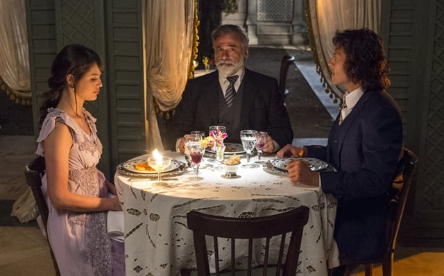 Ema (Agatha Moreira) janta com Edmundo (Nando Rodrigues) e Tibúrcio (Oscar Magrini) (Foto: Globo/Estevam Avellar)