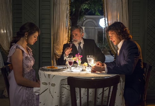 Ema (Agatha Moreira) janta com Edmundo (Nando Rodrigues) e Tibúrcio (Oscar Magrini) (Foto: Globo/Estevam Avellar)