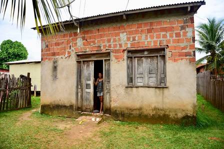 Mãe de Gleici na casa em que a sister mora, no Acre Foto: Jardy Lopes