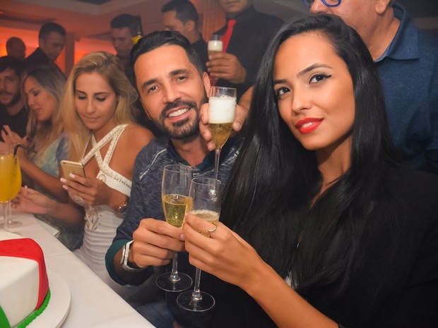 Latino com a filha Dayanna Maia em restaurante na Zona Oeste do Rio (Foto: Divulgação)