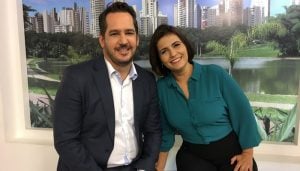 Luciano Cabral e Lilian Lynch no estúdio do Jornal Anhanguera (Foto: Divulgação/TV Anhanguera)