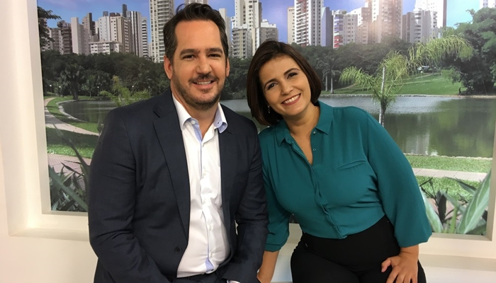 Luciano Cabral e Lilian Lynch no estúdio do Jornal Anhanguera (Foto: Divulgação/TV Anhanguera)
