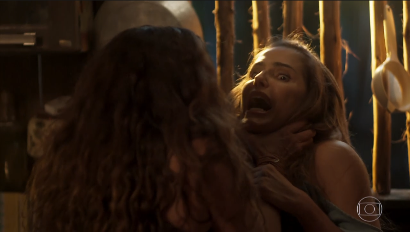 Luzia (Giovanna Antonelli) e Karola (Deborah Secco) durante briga na 1ª fase de Segundo Sol (Foto: Reprodução/Globo)