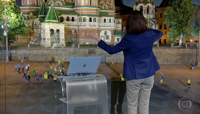 Renata Vasconcellos em momento inusitado nos bastidores do Jornal Nacional (Foto: Reprodução/Globo)