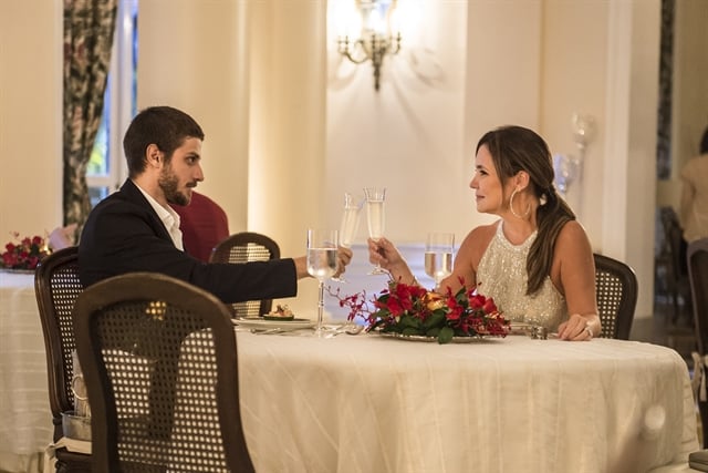 Ícaro (Chay Suede) e Laureta (Adriana Esteves) à mesa lindamente posta em Segundo Sol (Foto: Globo/Mauricio Fidalgo)