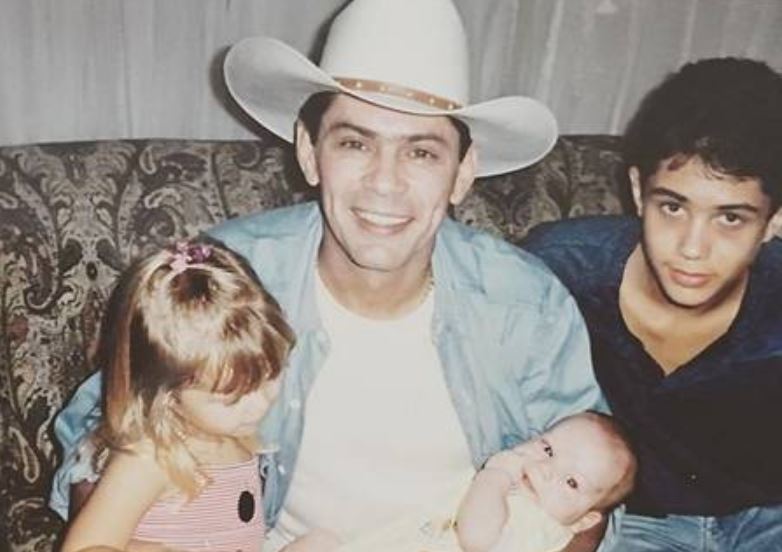 O sertanejo Leandro com três dos quatro filhos (Foto: Arquivo Pessoal)