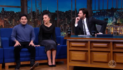 Danilo Gentili entrevistou Yudi e Priscilla no The Noite, talk show do SBT. (Foto: Reprodução)