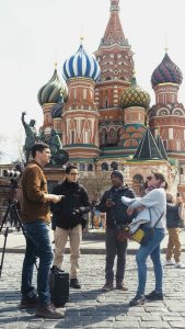 Marcelo Courrege com equipe do Globo Repórter na Rússia (Foto: Globo/Divulgação)