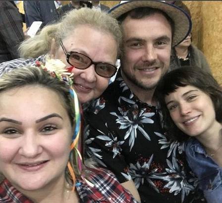 Bianca Bin posa com Sergio Guizé, a sogra e a cunhada em festa junina em SP Foto: Reprodução/Instagram