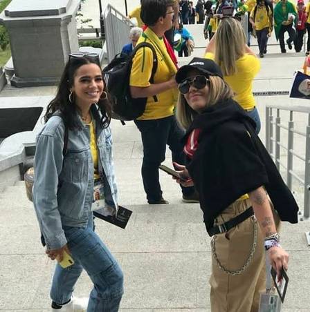 Bruna foi para o estádio acampanhada pela cunhada Rafaela Santos Foto: Reprodução / Instagram