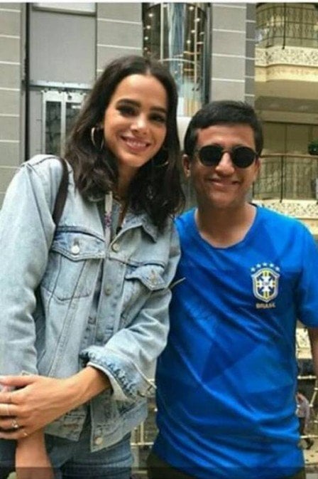 Bruna Marquezine é tietada por fã brasileiro Foto: reprodução / Instagram