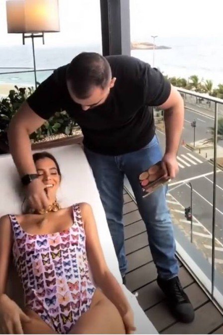 Bruna Marquezine durante ensaio (Foto: Reprodução)