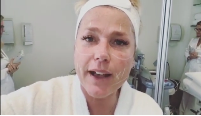Xuxa em sua dermato (Foto: Reprodução)c