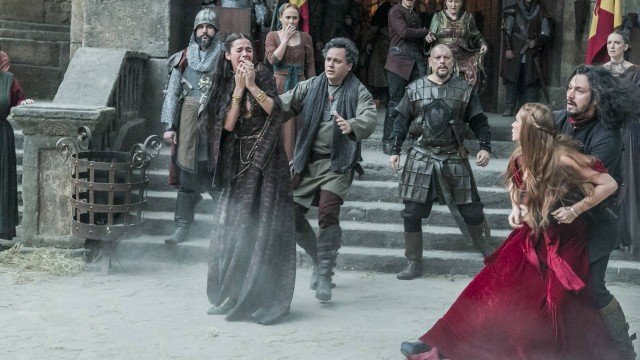 Catarina chora ante a fúria de Amália em Deus Salve o Rei (Foto: Paulo Belote/ Divulgação)