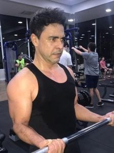 Zezé di Camargo exibe corpo durante musculação (Foto Reprodução/Instagram)