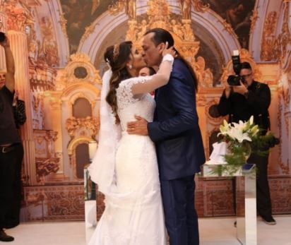 Frank Aguiar beija a noiva, 21 anos mais nova (Foto: Reprodução)
