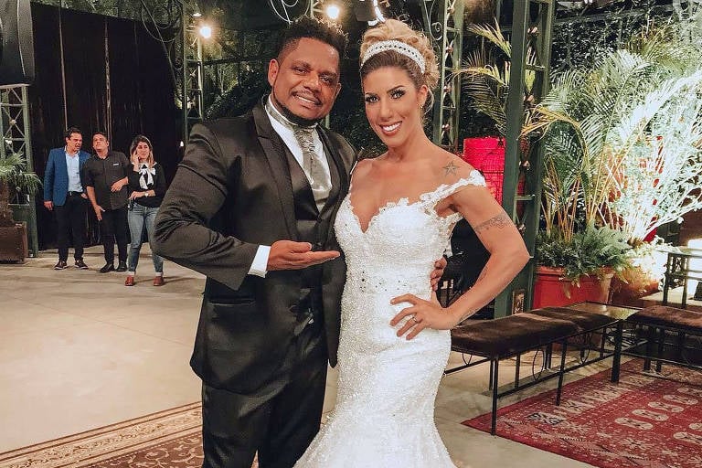 Marcelo Rocha de terno e Tati Minerato de vestido de noiva (Foto: Reprodução)