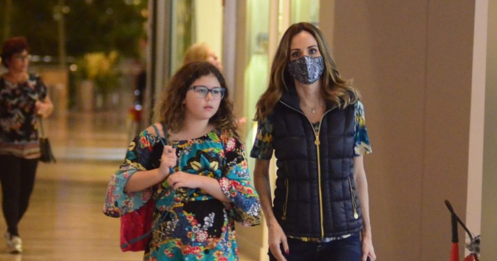 Ana Furtado, de Máscara, e a filha (Foto: Reprodução)