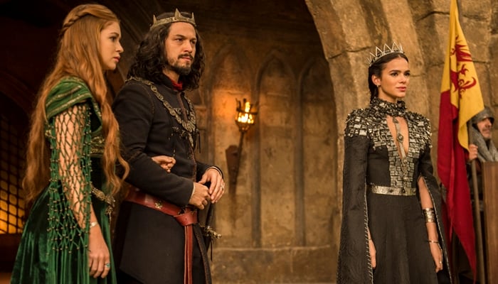 Marina Ruy Barbosa, Romulo Estrela e Bruna Marquezine em cena de Deus Salve o Rei (Foto: Globo/Mauricio Fidalgo)