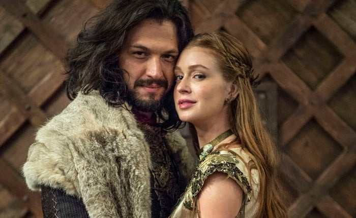 Afonso (Romulo Estrela) e Amália (Marina Ruy Barbosa) no casamento em Deus Salve o Rei (Foto: Globo/Estevam Avellar)