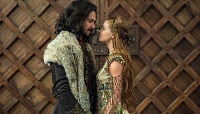 Afonso (Romulo Estrela) e Amália (Marina Ruy Barbosa) em cena do casamento em Deus Salve o Rei (Foto: Globo/Estevam Avellar)