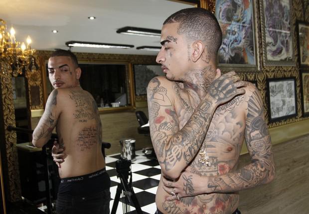 MC Guimê usou maquiagem para esconder as inúmeras tatuagens (Foto: Reprodução)