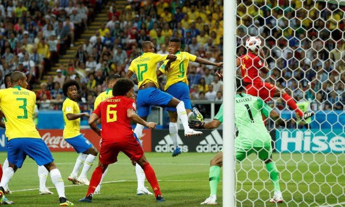 Fernandinho "ajudou" a Bélgica com gol contra (Foto: John Sibley / Reuters)