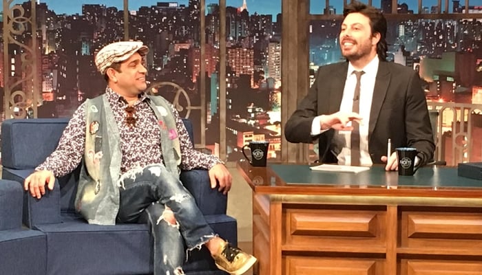 Evandro Santo é entrevistado por Danilo Gentili no The Noite (Foto: Divulgação/SBT)