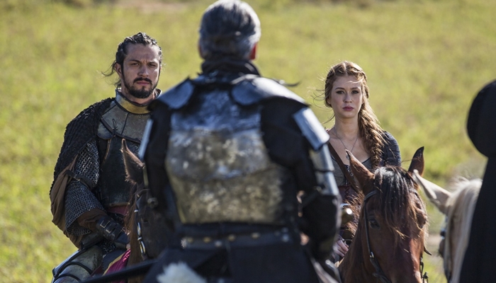 Afonso (Romulo Estrela) e Amália (Marina Ruy Barbosa) em cena de Deus Salve o Rei (Foto: Artur Meninea/Globo)