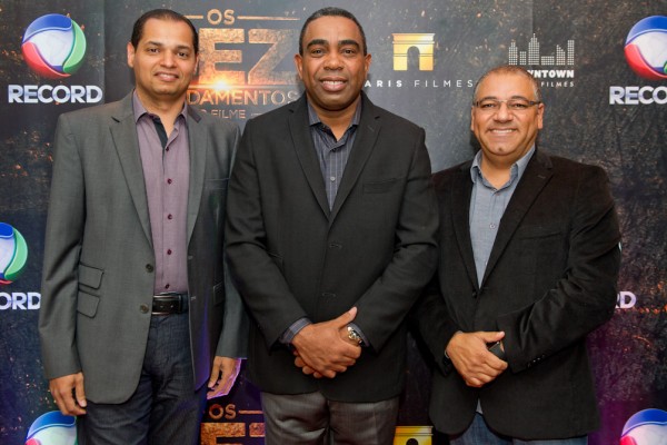 O diretor Andreson Souza (à esquerda) com executivos da Record na festa de lançamento de Os Dez Mandamentos (Foto: Record)